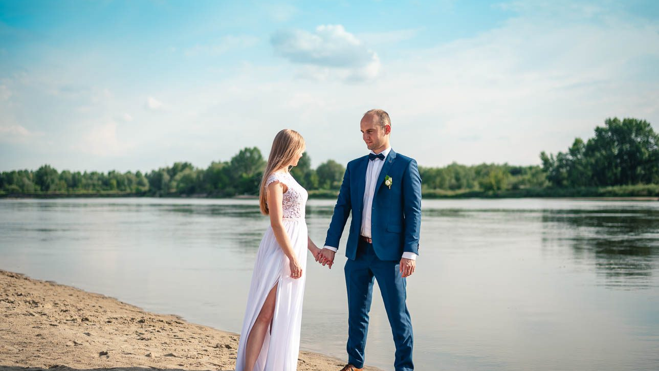 Para Młoda na spacerze na plaży