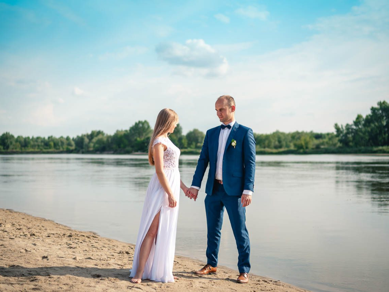 Para Młoda na spacerze na plaży
