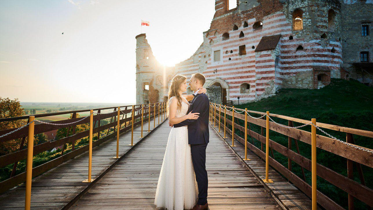 Sesja zdjęciowa na Zamku w Janowcu Młoda para przed zamkiem w Janowcu