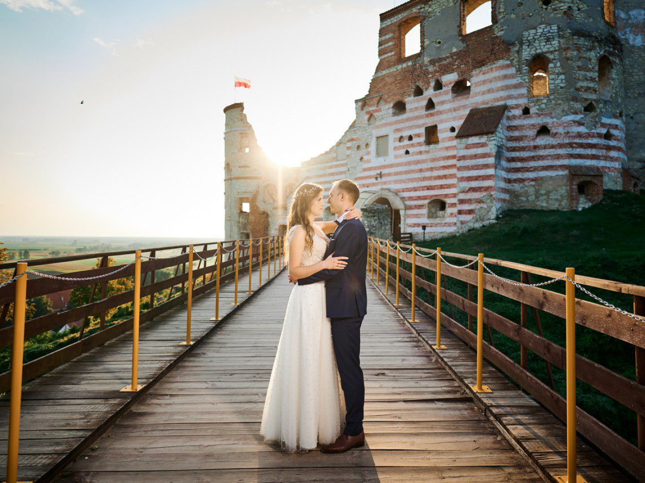 Młoda para przed zamkiem w Janowcu