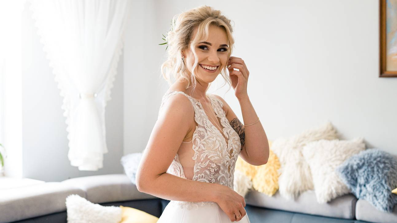 Portret Panny Młodej Uśmiechnięta Panna Młoda na przygotowaniach ślubnych