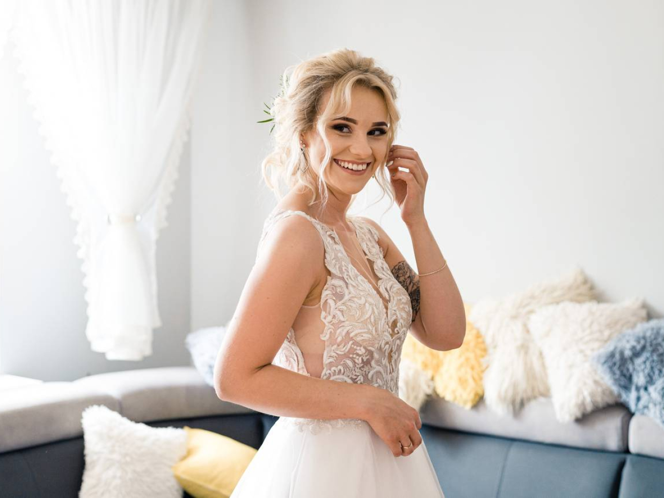 Uśmiechnięta Panna Młoda na przygotowaniach ślubnych