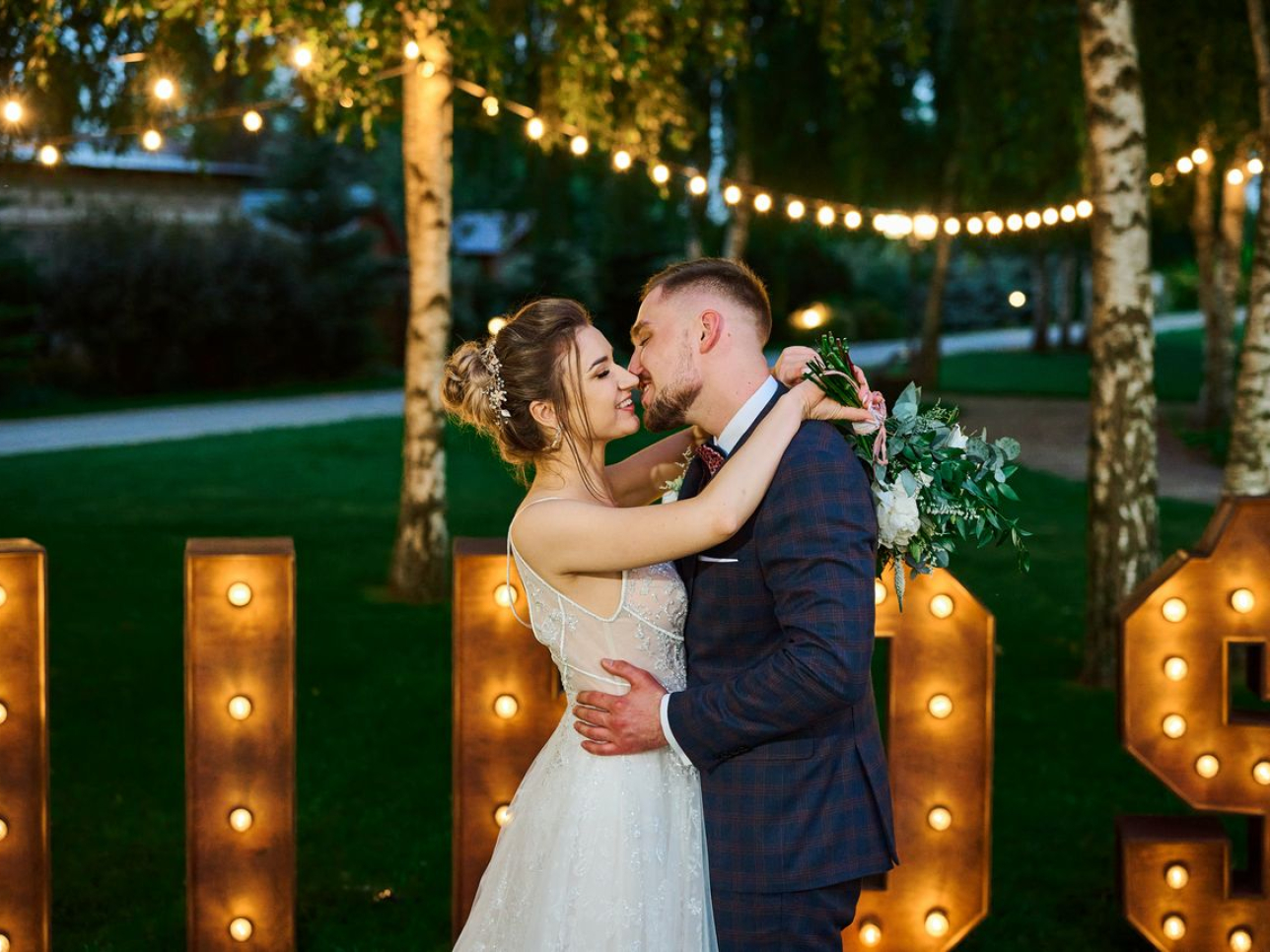 Całująca się para młoda na tle napisu miłość