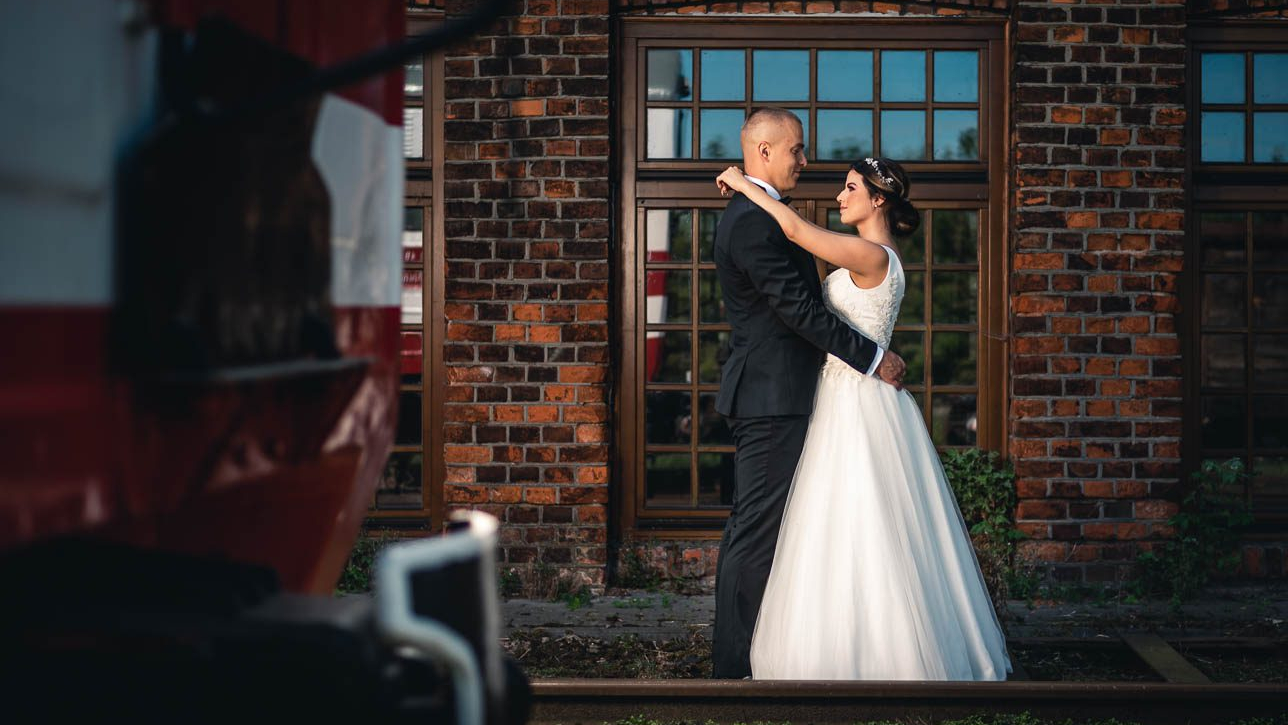 Sesja ślubna przy kolejce nadwiślańskiej Przytulona Para Młoda