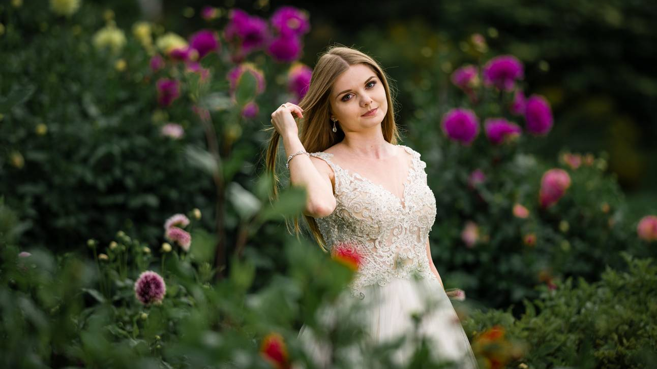 Portret Panny Młodej pośród kwiatów