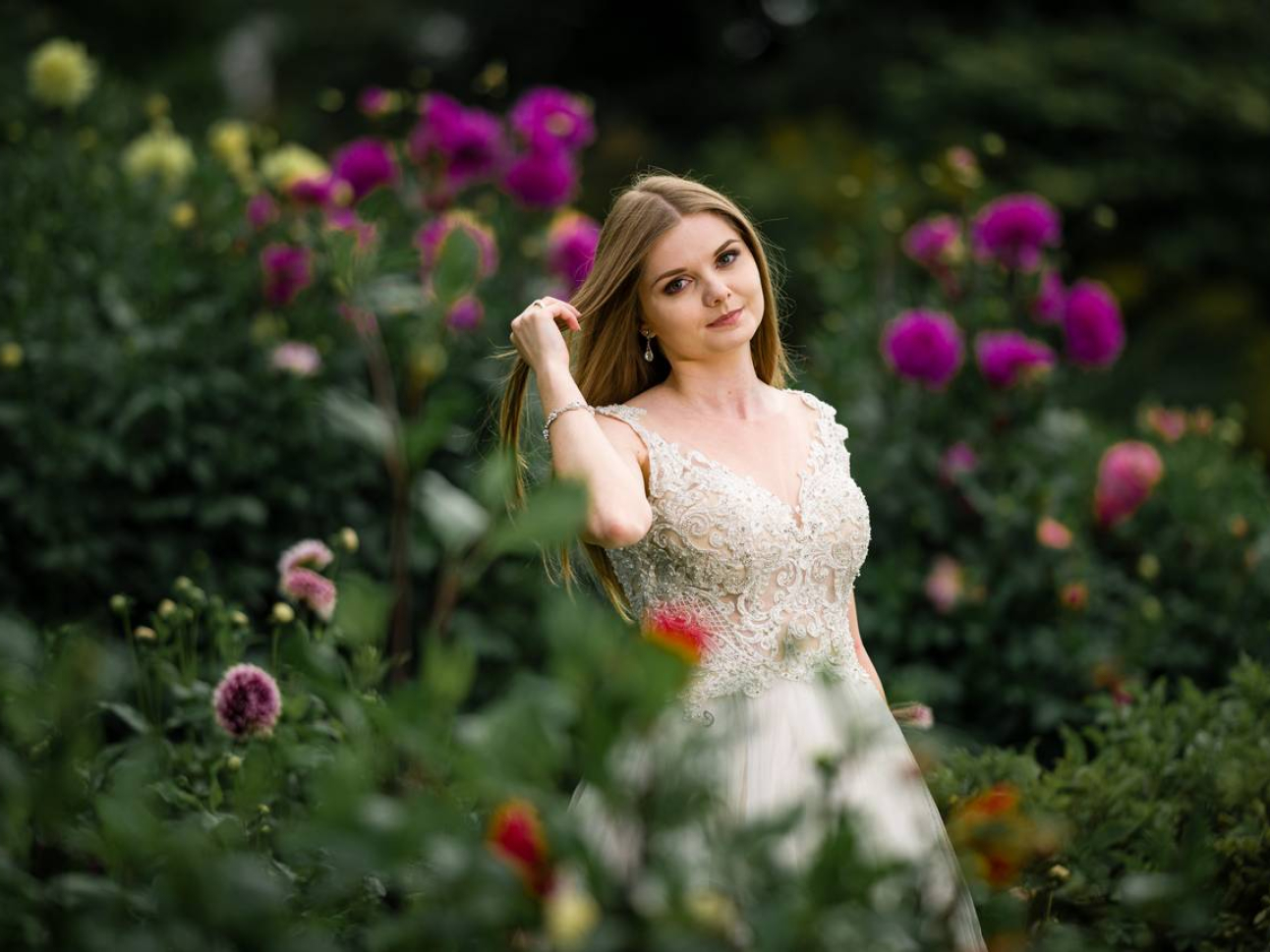 Portret Panny Młodej pośród kwiatów