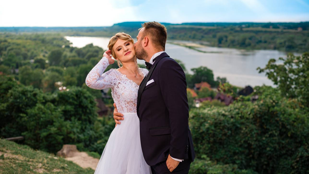 Pan Młody całujący Pannę Młodą