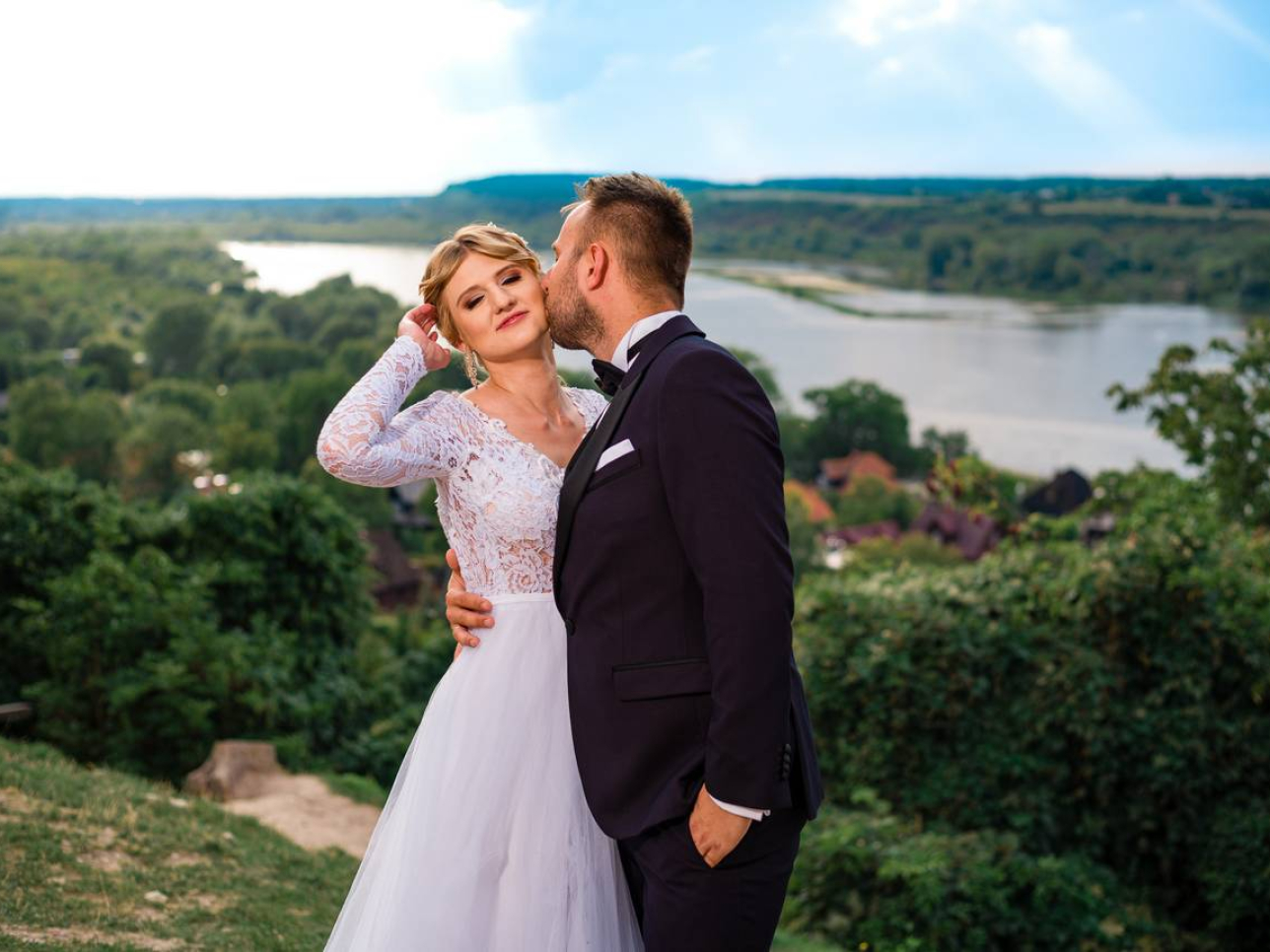 Pan Młody całujący Pannę Młodą