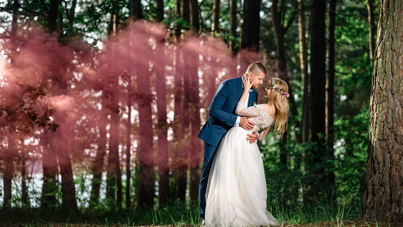 Romantyczna sesja ślubna w lesie Przytulona do siebie Para Młoda na sesji ślubnej w lesie