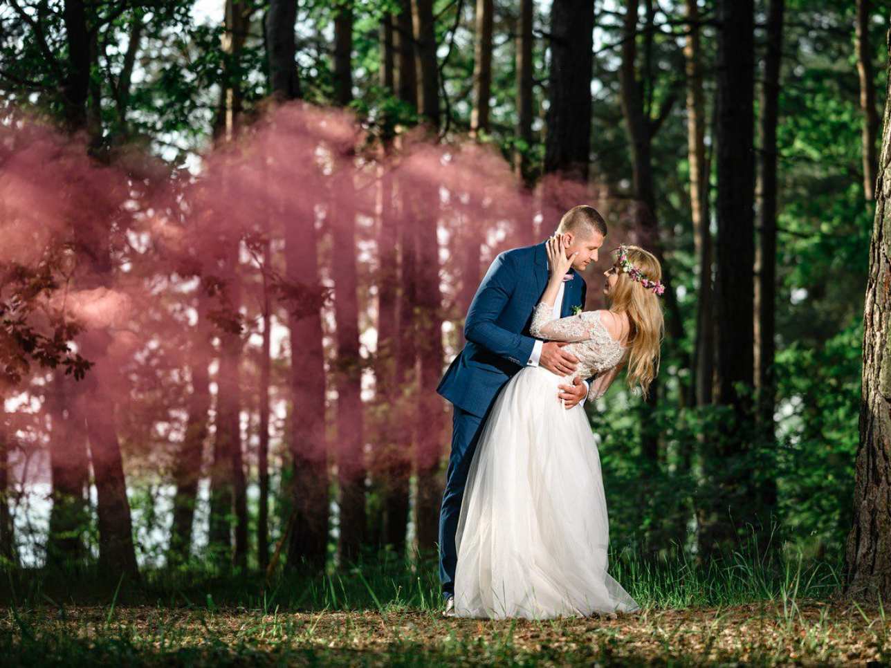 Przytulona do siebie Para Młoda na sesji ślubnej w lesie