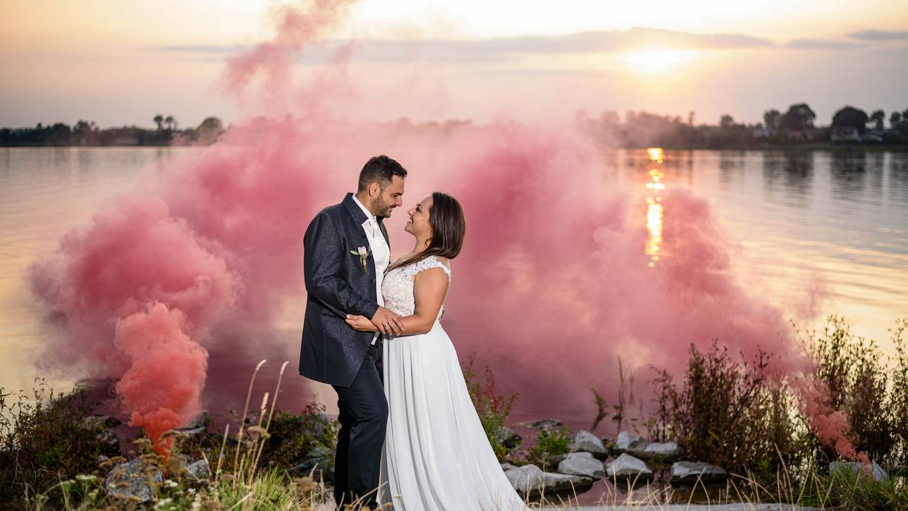 Para Młoda na tle zachodzącego słońca