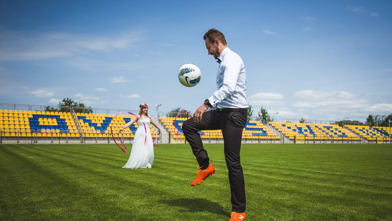 Pan Młody podbija piłkę a Panna Młoda kibicuje 