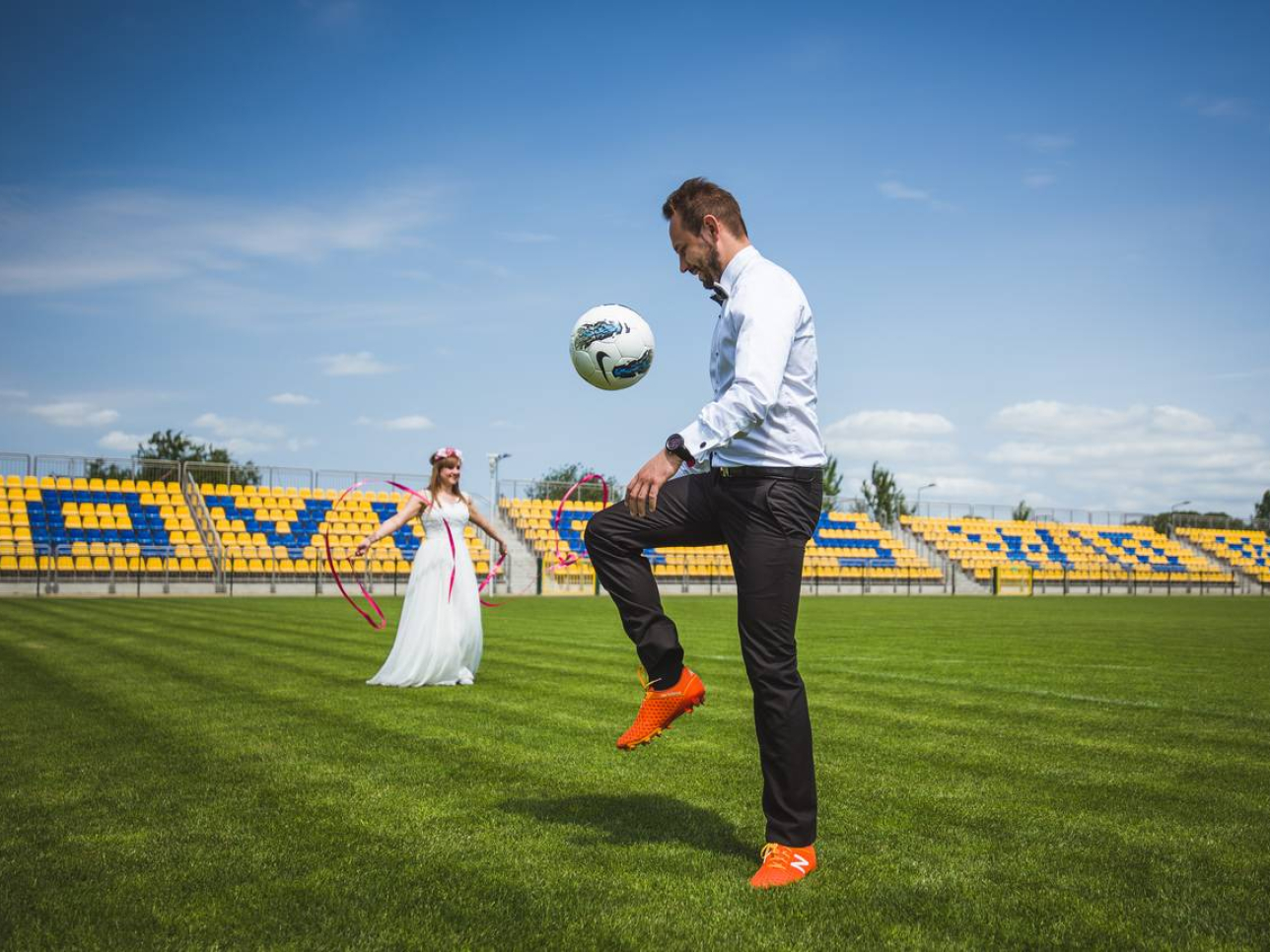 Pan Młody podbija piłkę a Panna Młoda kibicuje 
