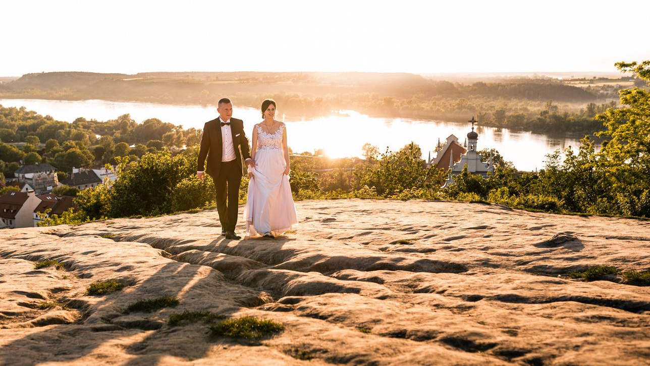 Sesja ślubna w Kazimierzu Dolnym Para Młoda spacerująca na Górze Trzech Krzyży