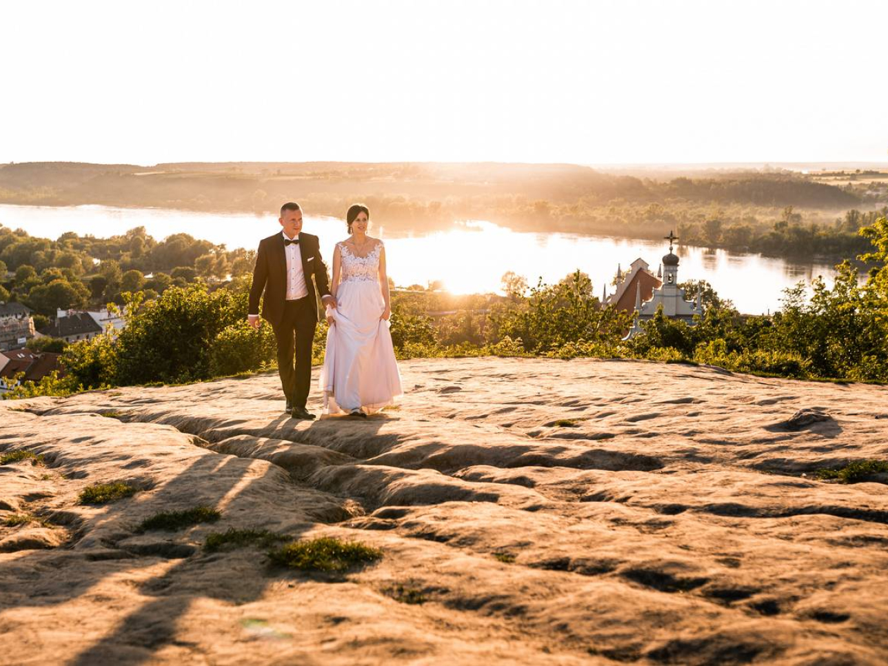 Para Młoda spacerująca na Górze Trzech Krzyży
