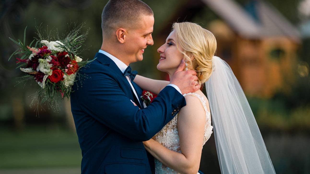 Przytulająca się Para Młoda