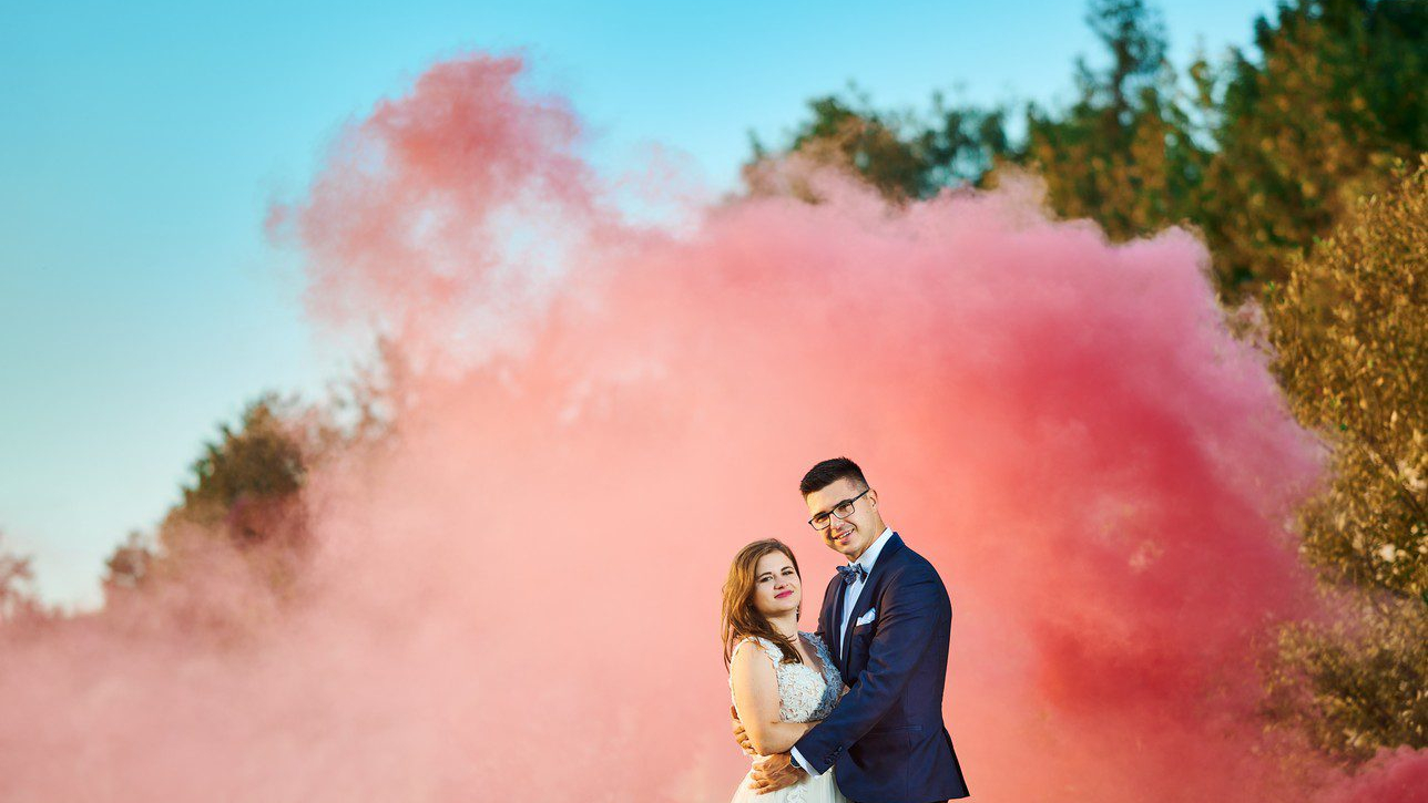 Para Młoda na tle czerwonego dymu w kolorze czerwonym