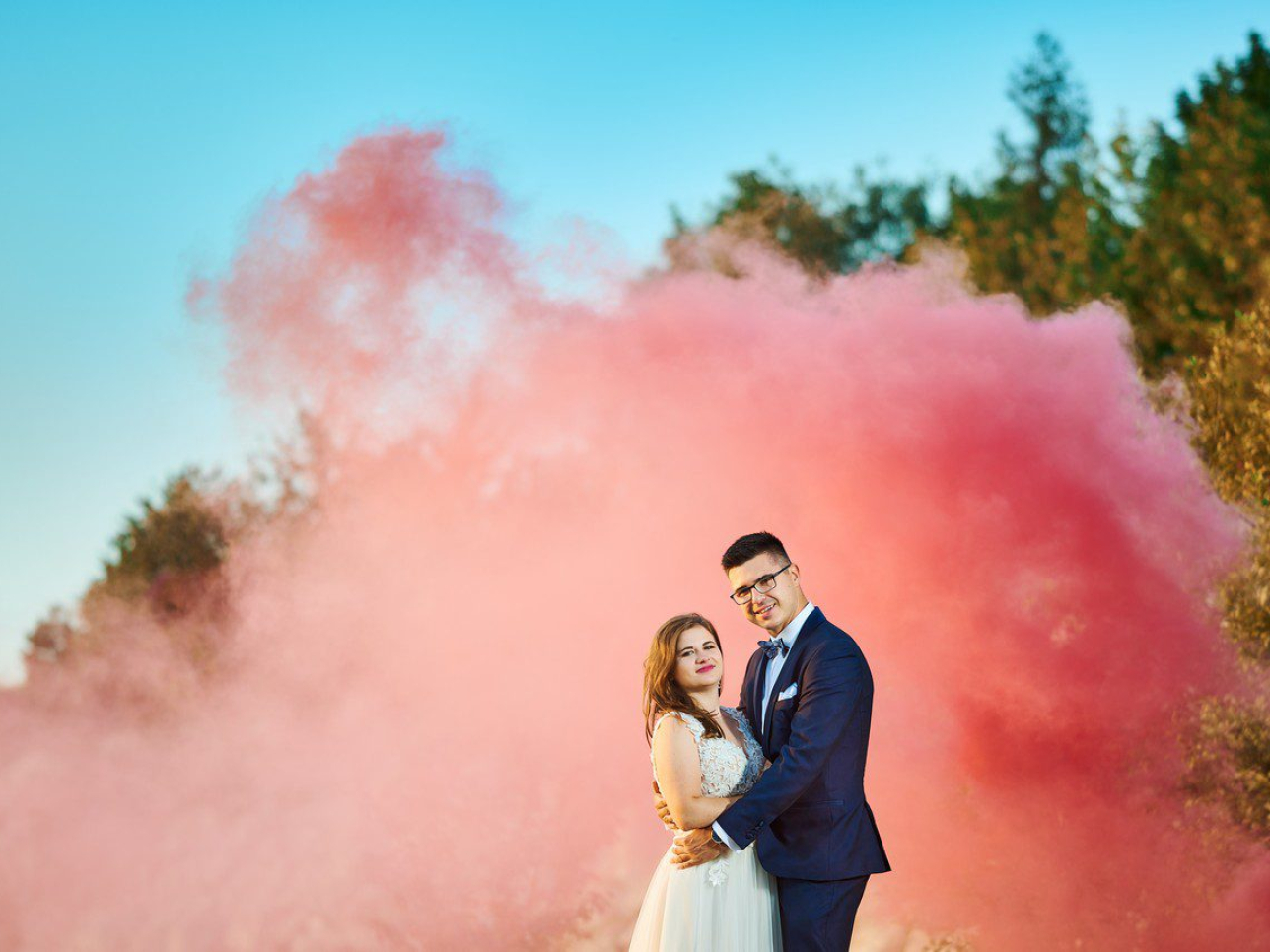 Para Młoda na tle czerwonego dymu w kolorze czerwonym